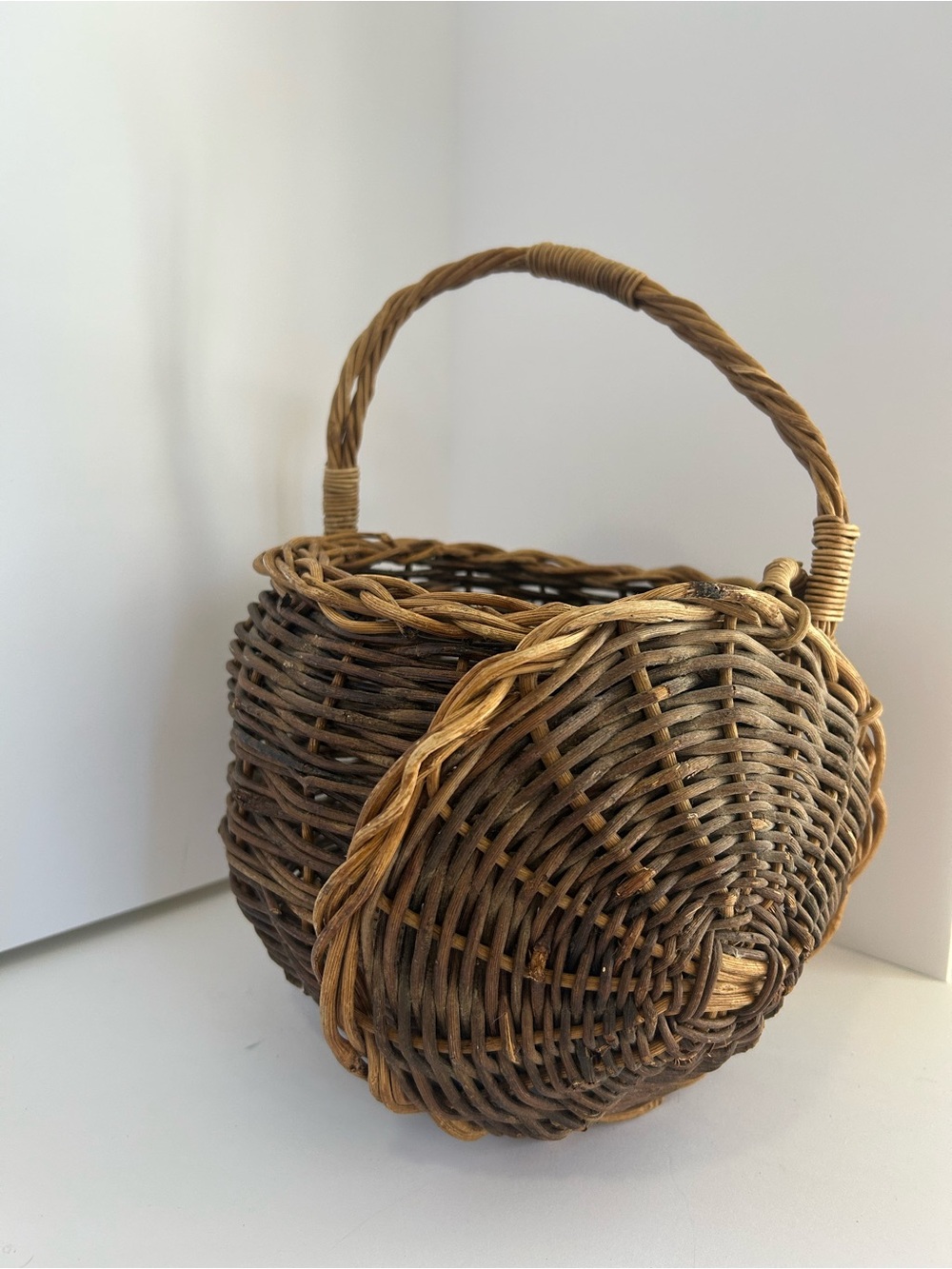 Adorable Vintage Wicker Basket with Lid